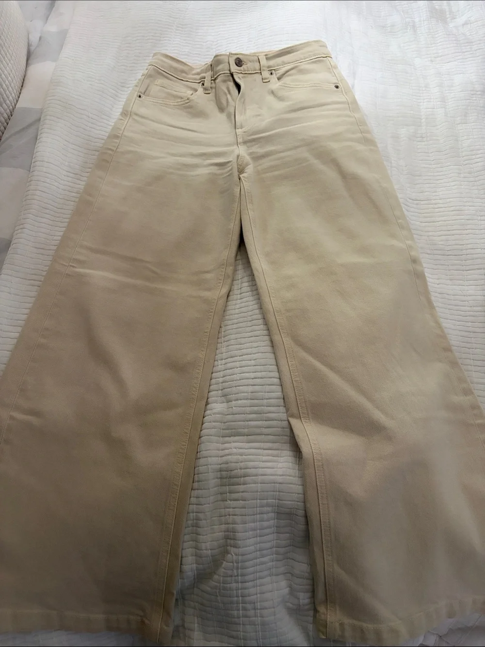 NWOT Gap high rise stride wide leg Jean color Ecru size 27/4 length short